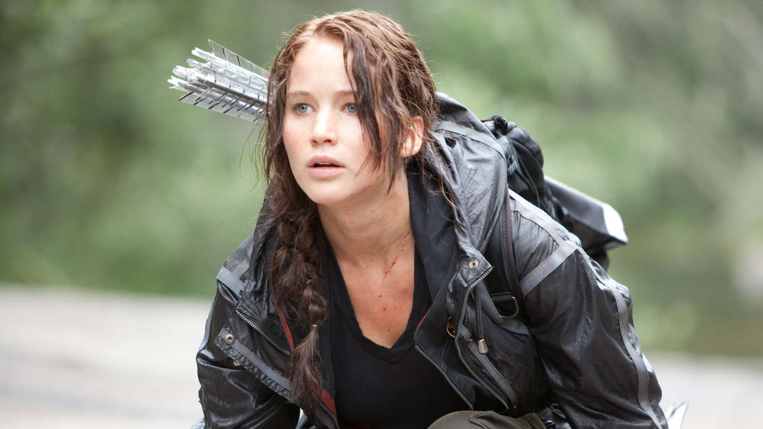 Katniss Everdeen, played by Jennifer Lawrence, crouching, with quiver and arrows on her back (movie scene from The Hunger Games) - 30183264.jpg